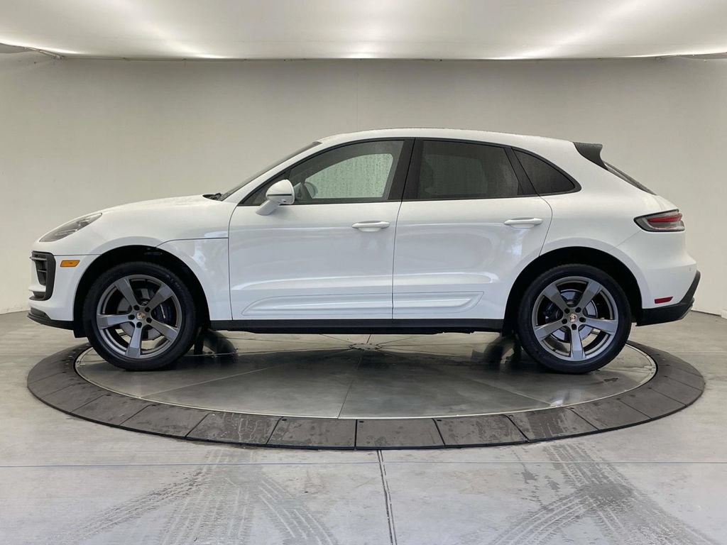 Certified 2025 Porsche Macan AWD/4WD image 2