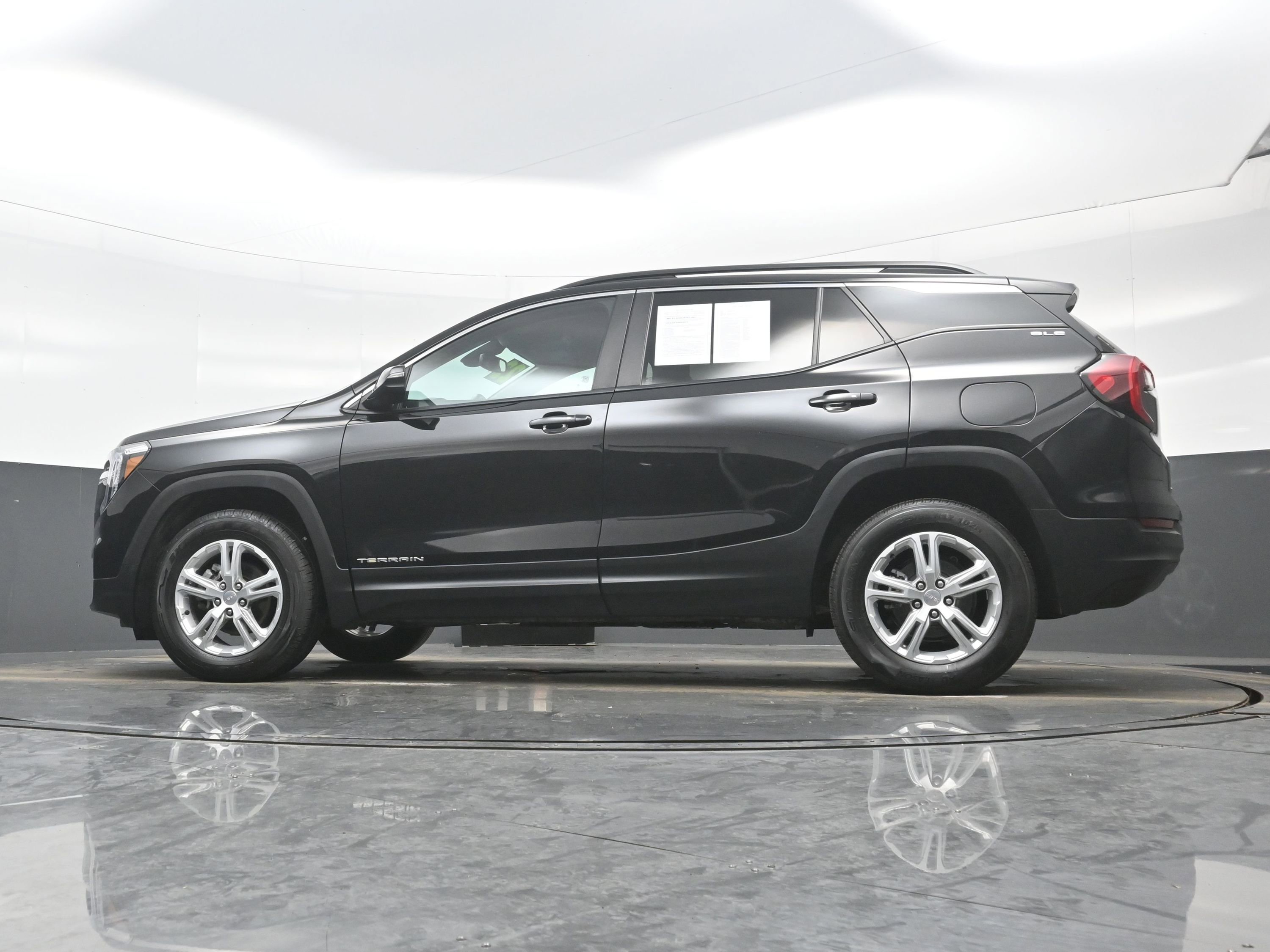 Used 2022 GMC Terrain SLE w/ Driver Convenience Package image 25