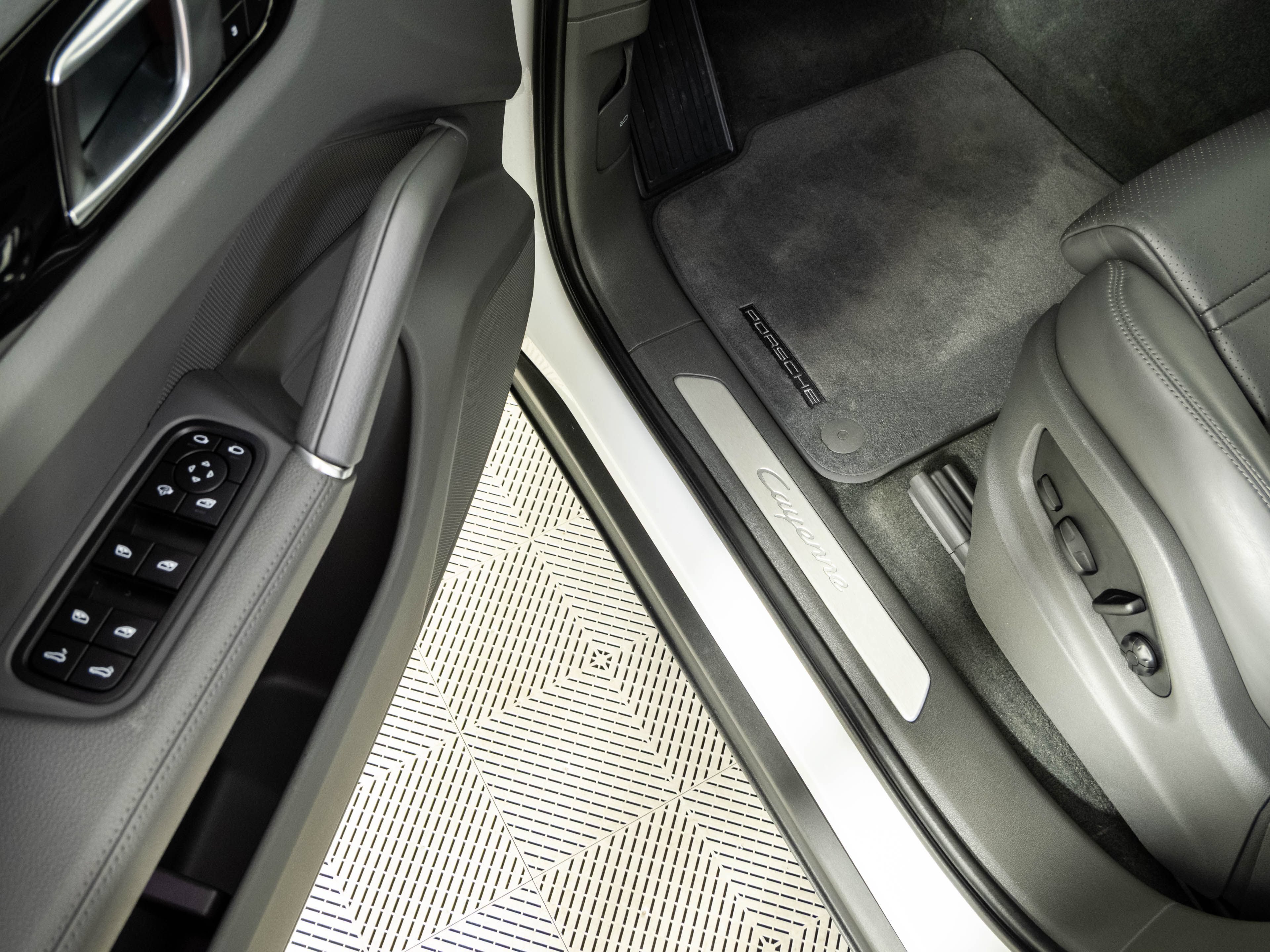Certified 2023 Porsche Cayenne AWD/4WD image 7