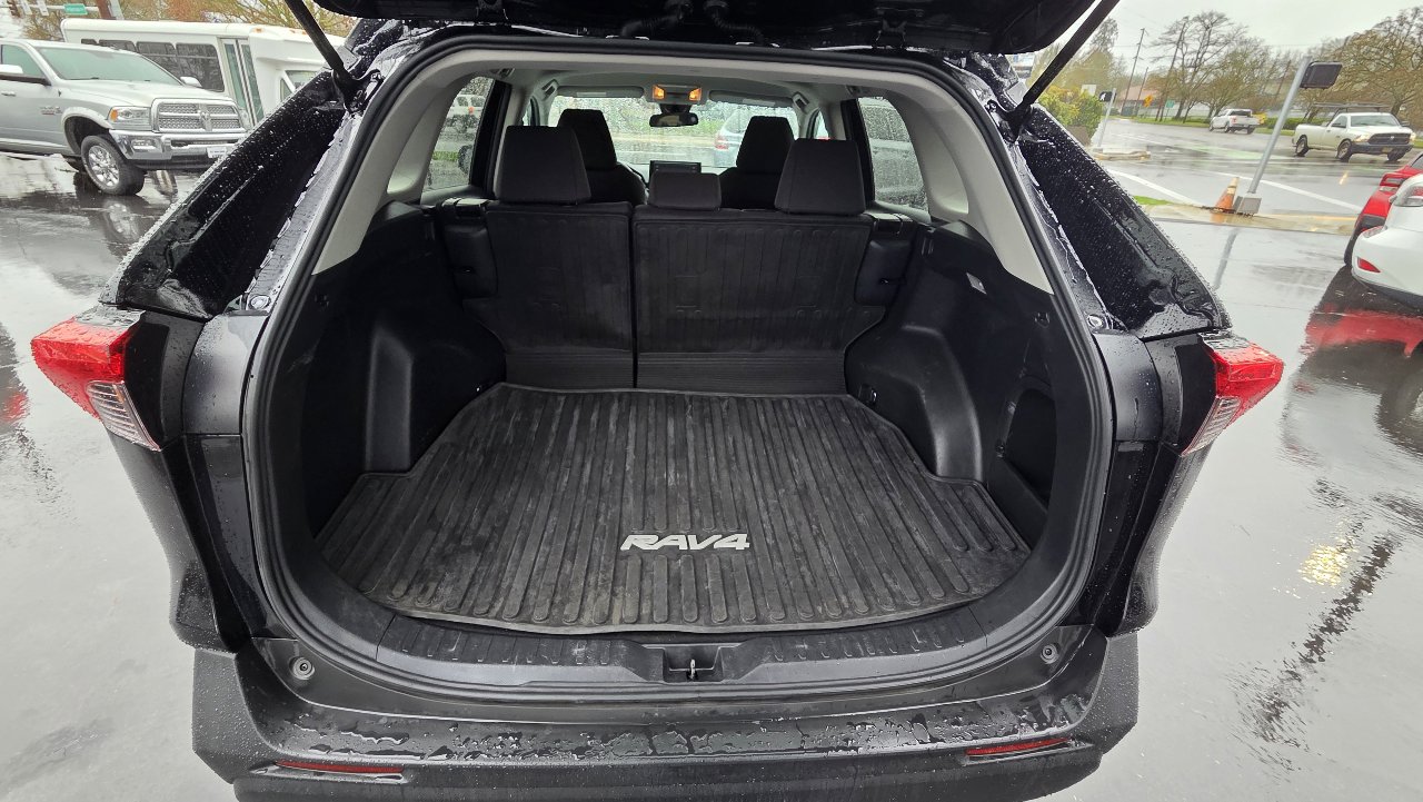 Used 2021 Toyota RAV4 LE image 19