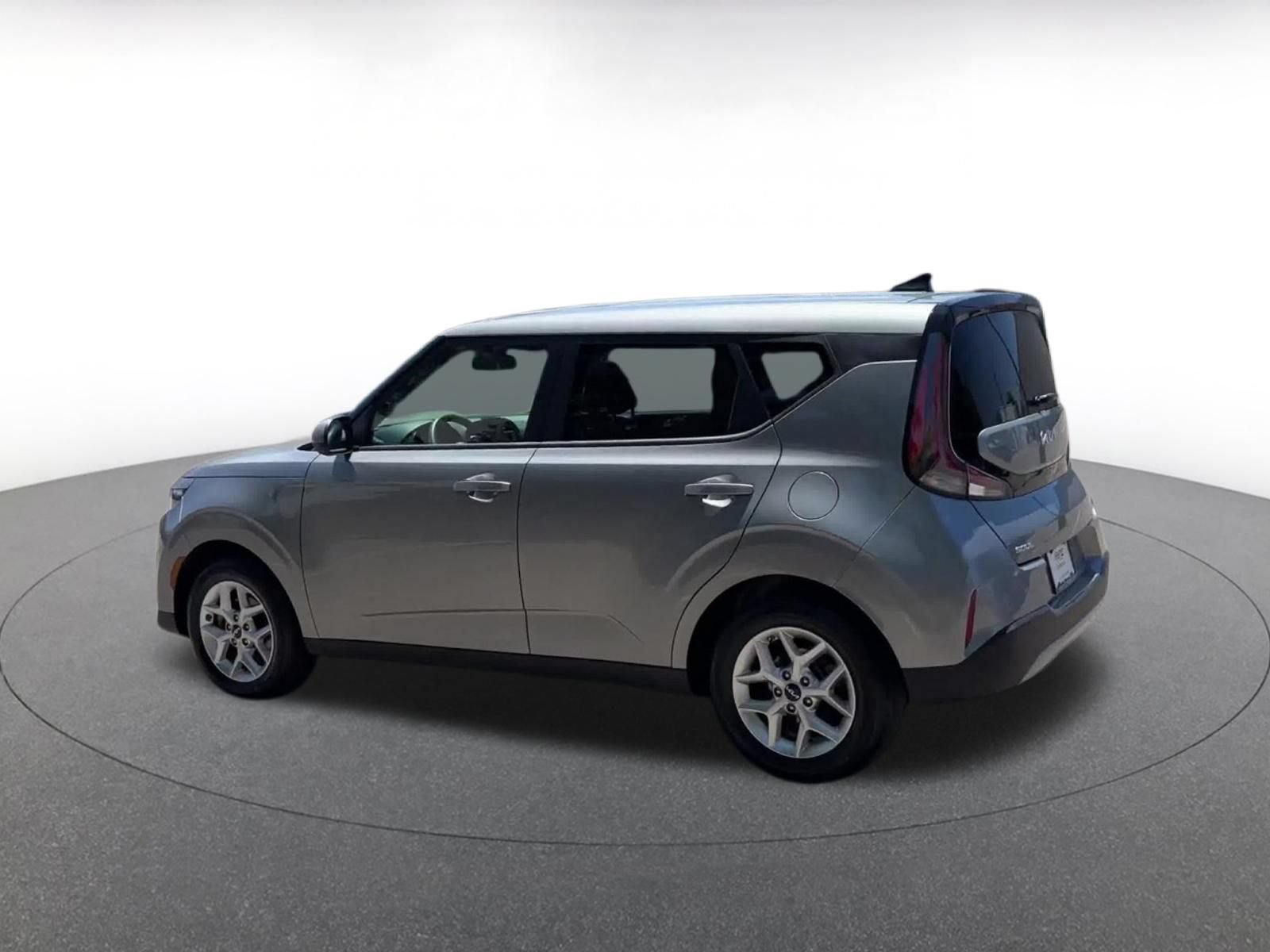 Used 2025 Kia Soul LX w/ LX Technology Package FWD image 10