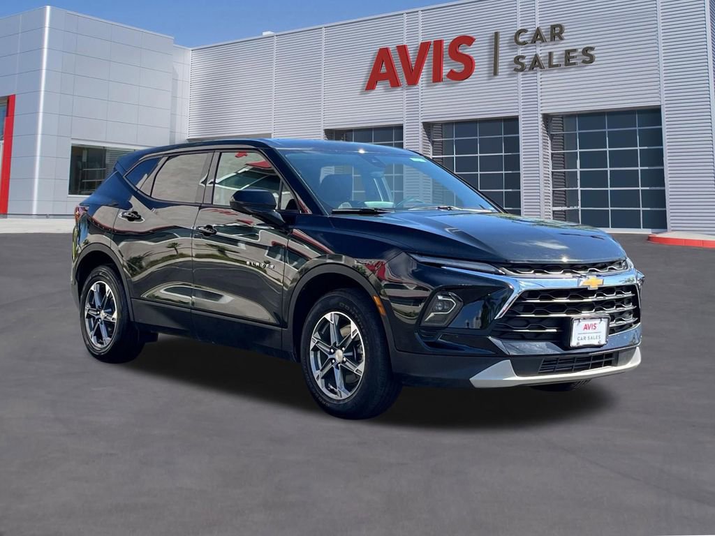Used 2025 Chevrolet Blazer LT image 3