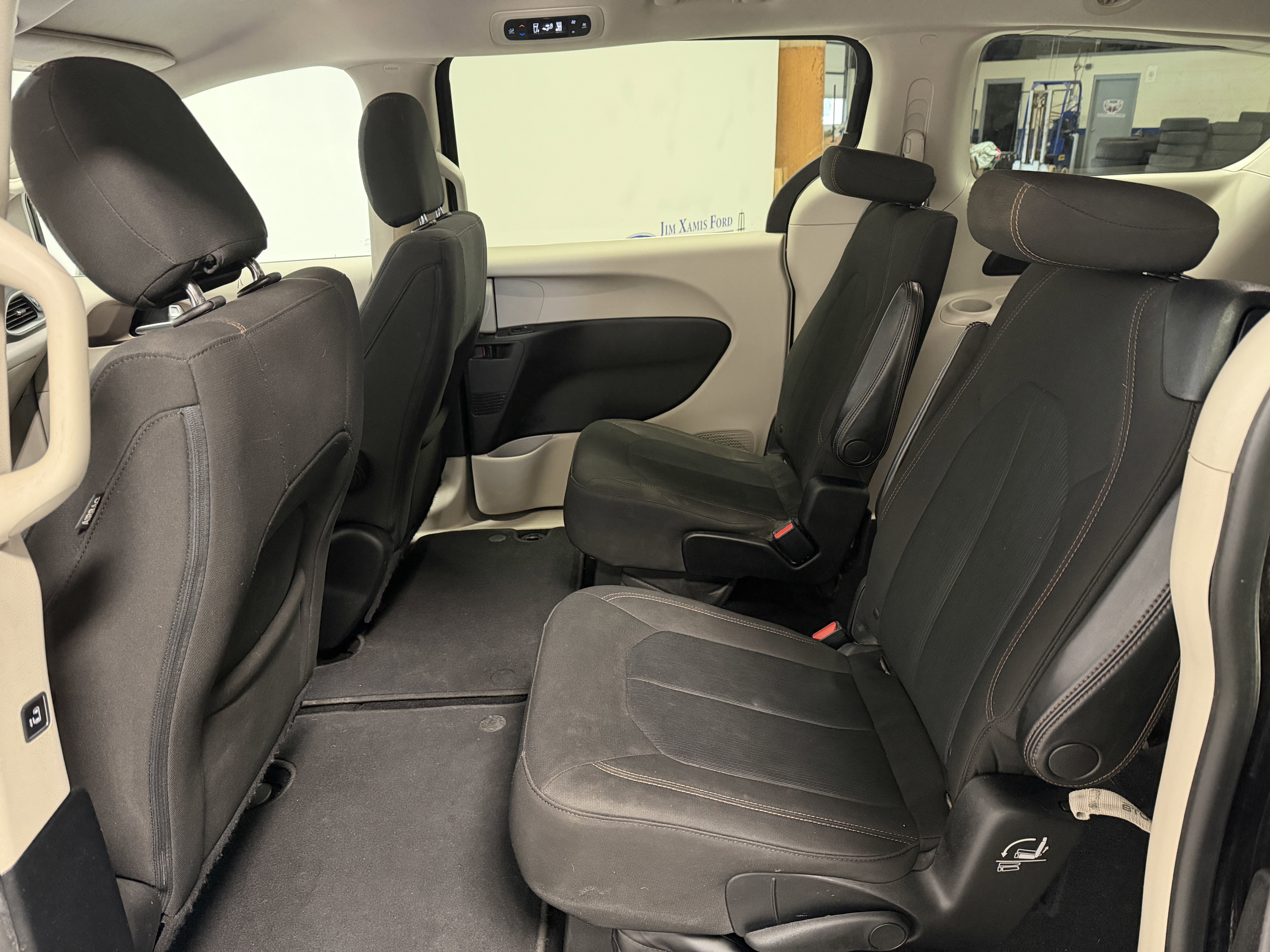 Used 2017 Chrysler Pacifica Touring w/ Tire & Wheel Group image 18