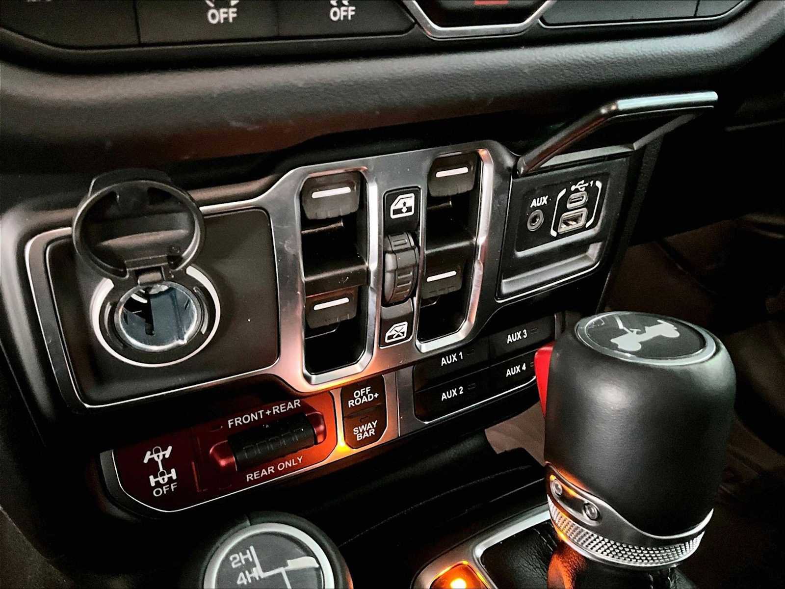 Used 2025 Jeep Wrangler Unlimited Rubicon w/ Convenience Group AWD/4WD image 28