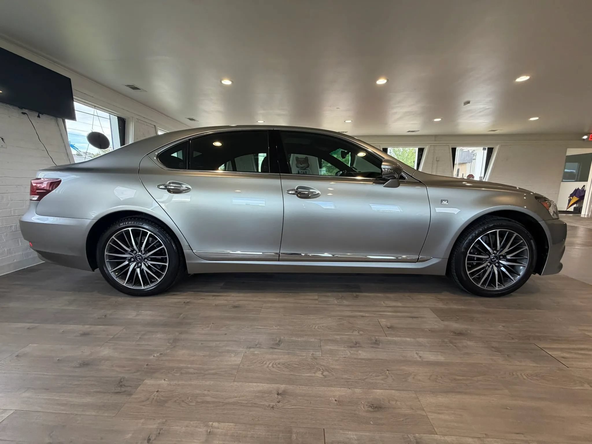 Used 2016 Lexus LS 460 w/ F Sport Package RWD image 4