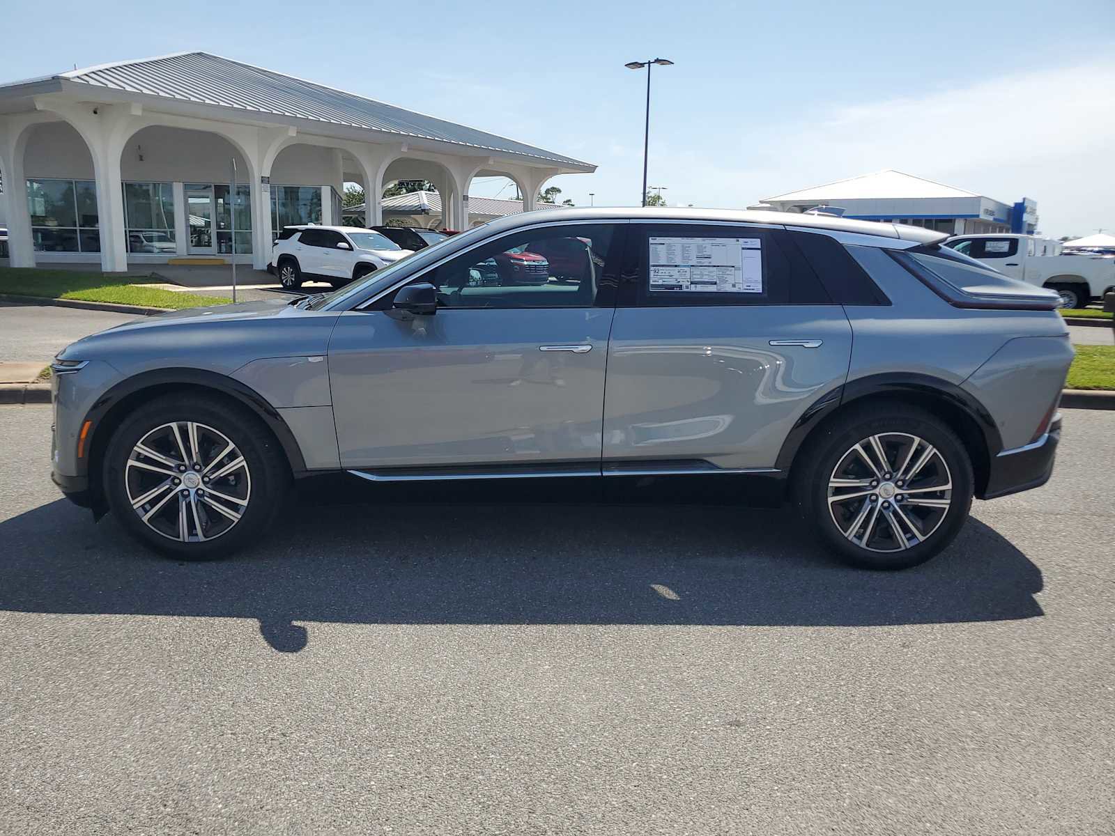 New 2025 Cadillac Lyriq Luxury image 2