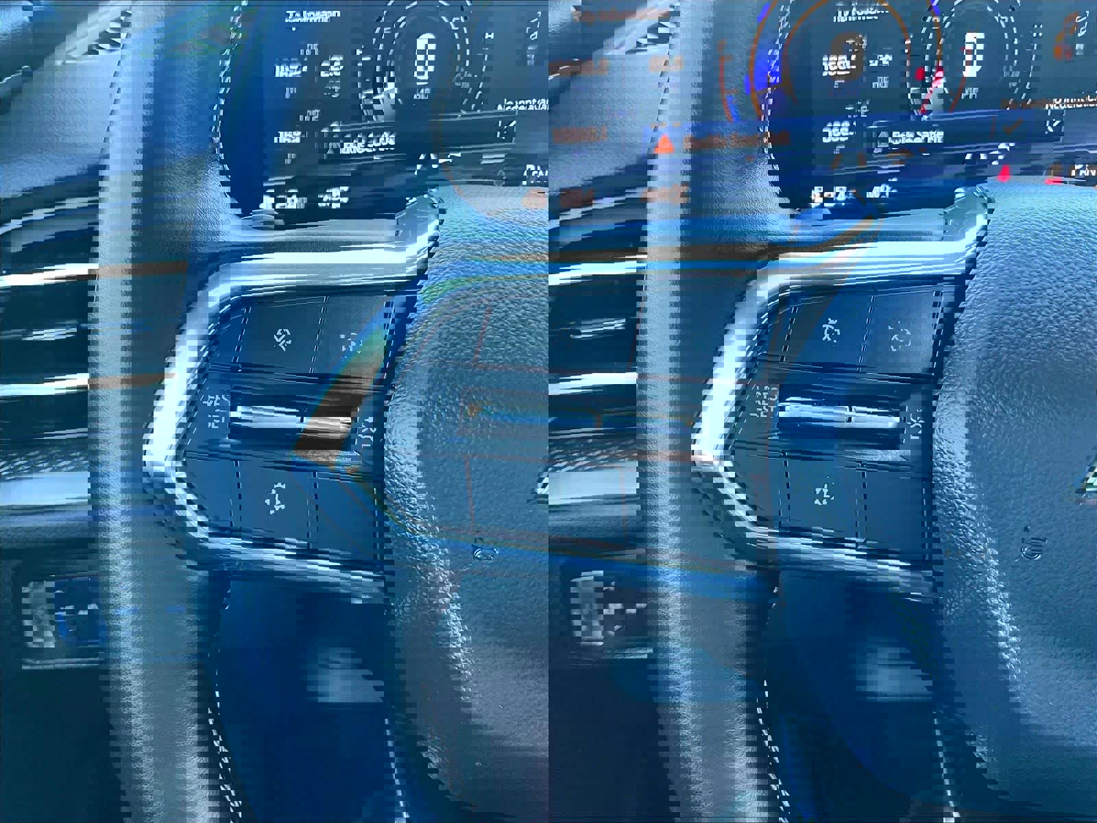 Used 2025 Chevrolet Traverse LT image 24