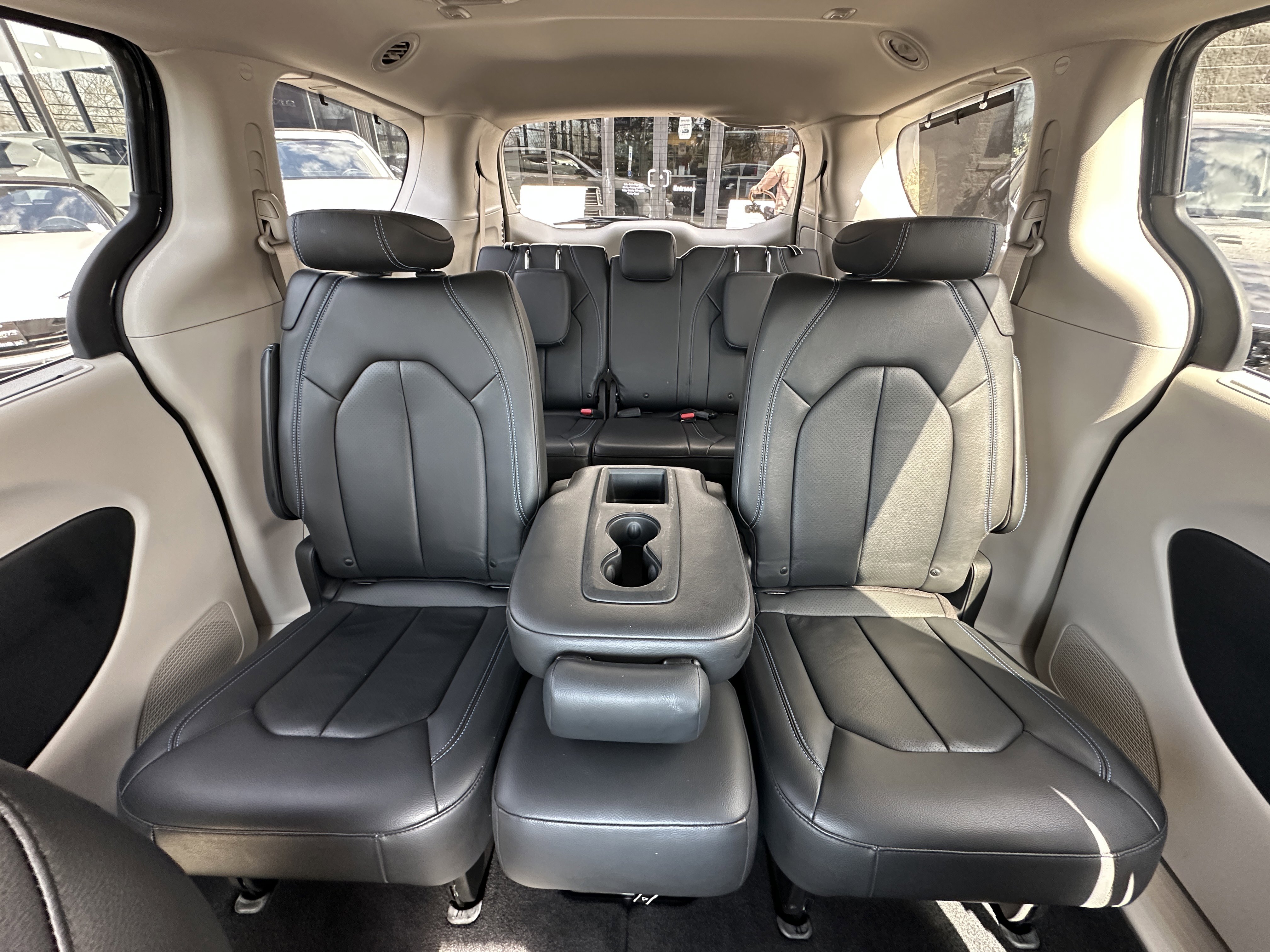 Used 2021 Chrysler Pacifica Touring-L image 10