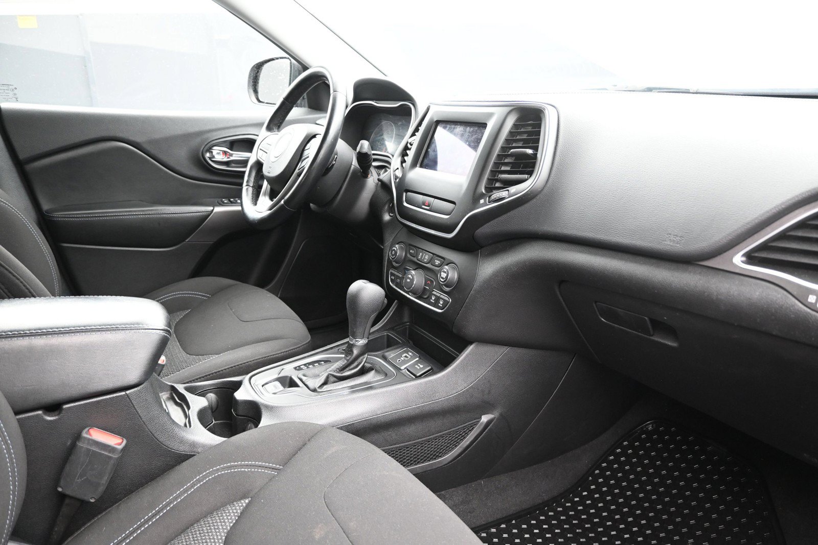 Used 2020 Jeep Cherokee Latitude w/ Cold Weather Group FWD image 26