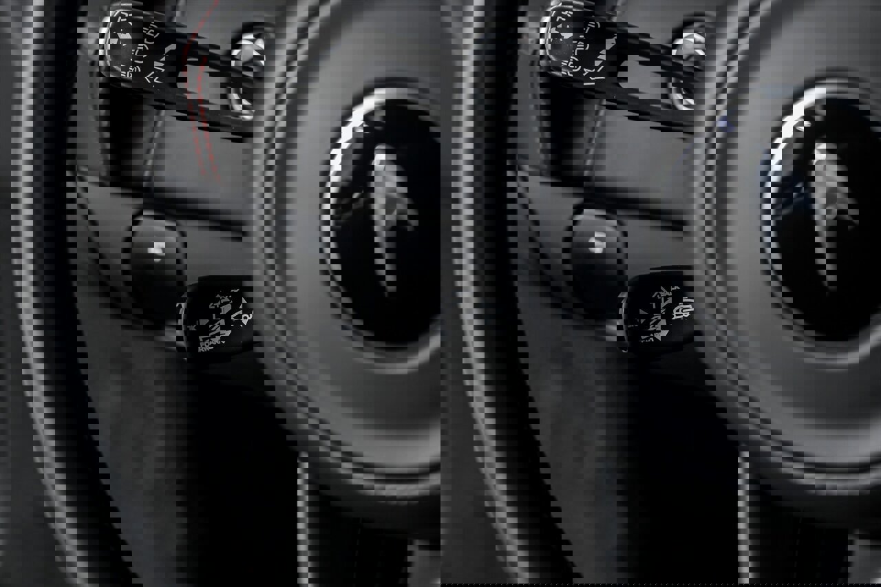 Used 2020 McLaren 570S Spider image 30