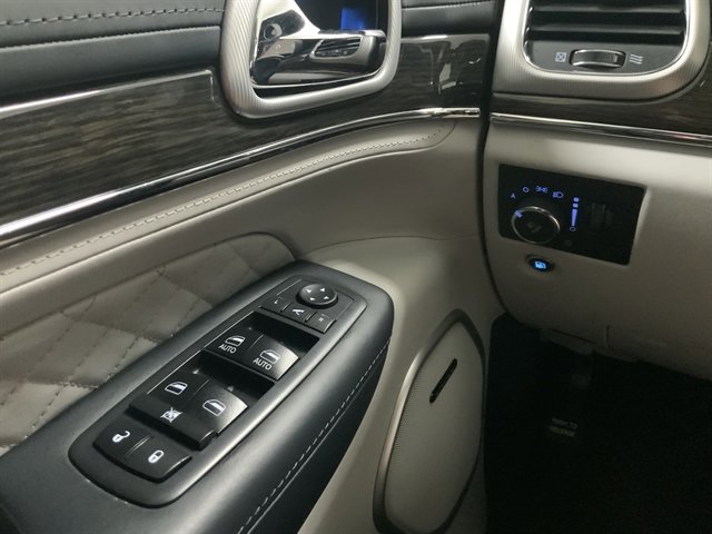 Used 2018 Jeep Grand Cherokee Summit AWD/4WD image 31