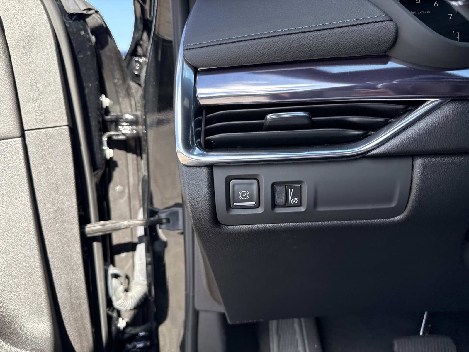 Used 2023 Cadillac XT4 Luxury w/ Cold Weather Package image 31