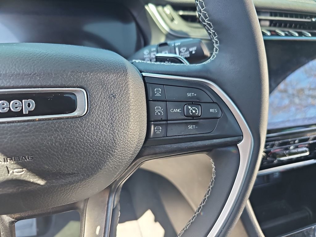 Used 2024 Jeep Grand Cherokee Limited w/ Black Appearance Package image 18