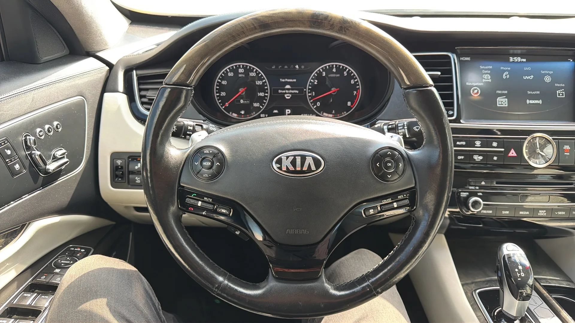 Used 2017 Kia K900 Luxury w/ VIP Plus Package RWD image 10