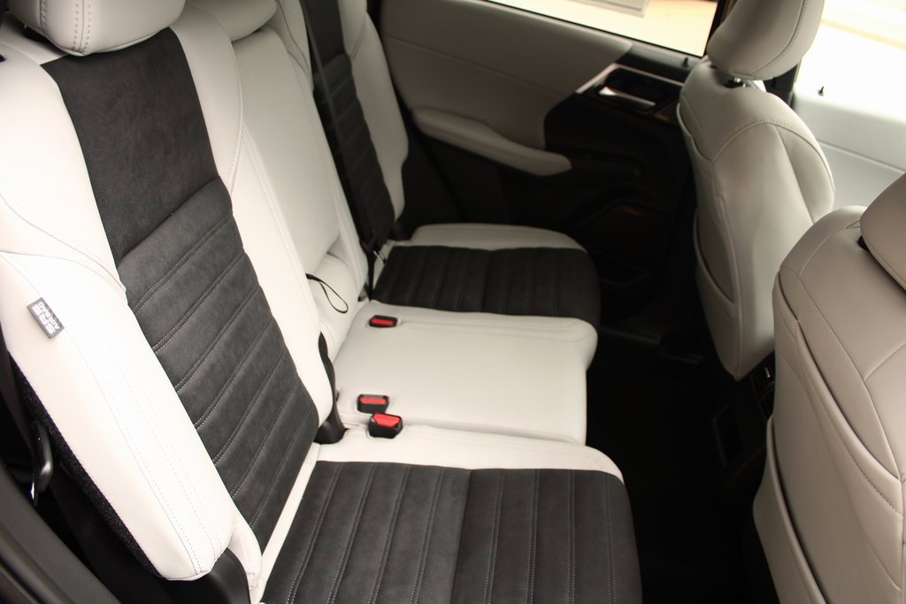 New 2025 Mitsubishi Outlander SE image 9