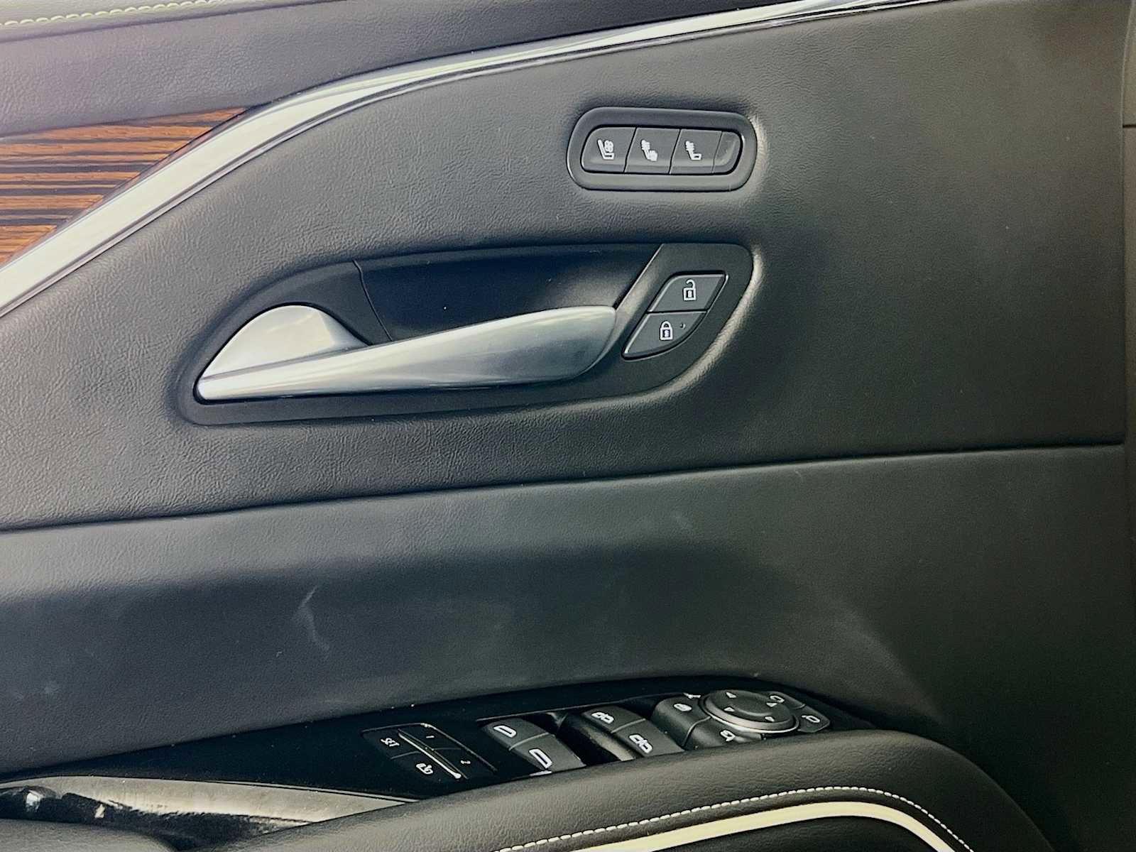 Used 2023 Cadillac Escalade Premium Luxury image 18