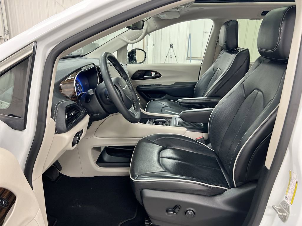 Used 2023 Chrysler Pacifica Limited FWD image 21