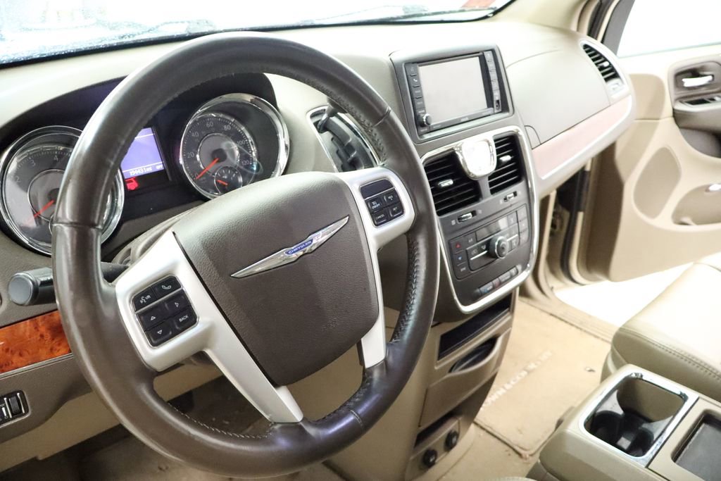 Used 2014 Chrysler Town & Country Touring FWD image 19