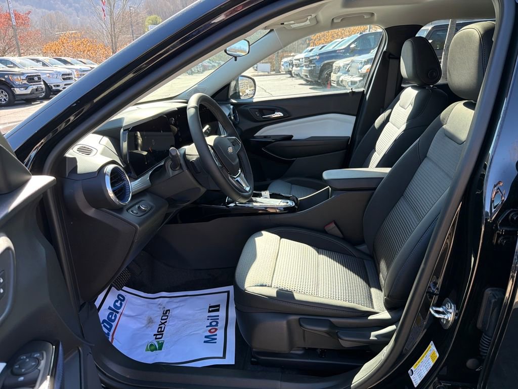 New 2025 Chevrolet Trax LT w/ Sunroof Package image 11