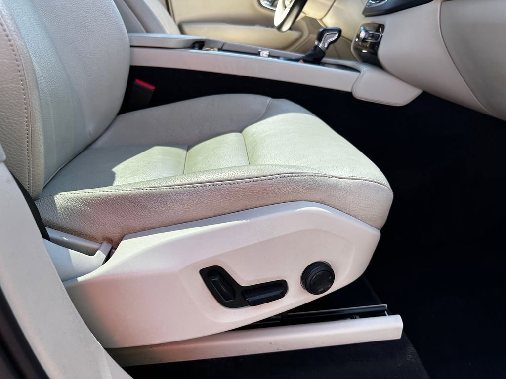 Used 2016 Volvo XC90 T6 Momentum w/ Momentum Plus Package image 27