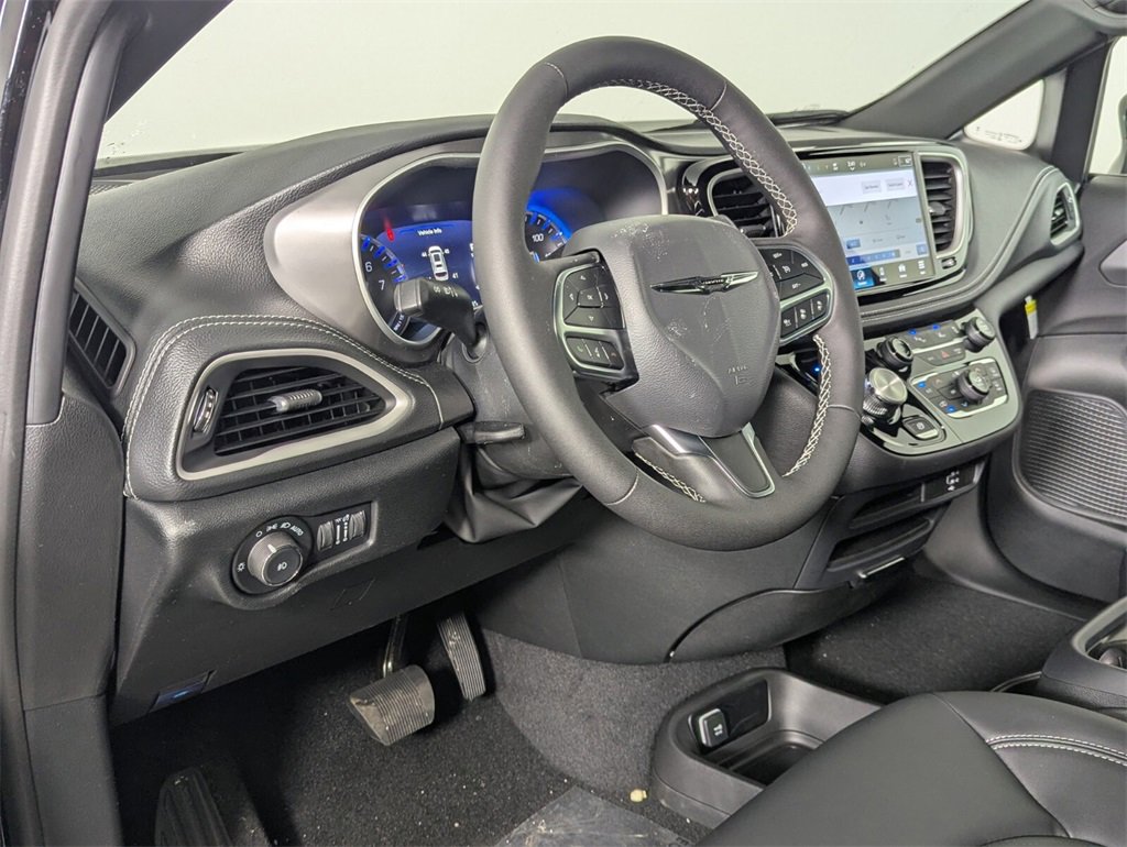 New 2026 Chrysler Pacifica Select image 11