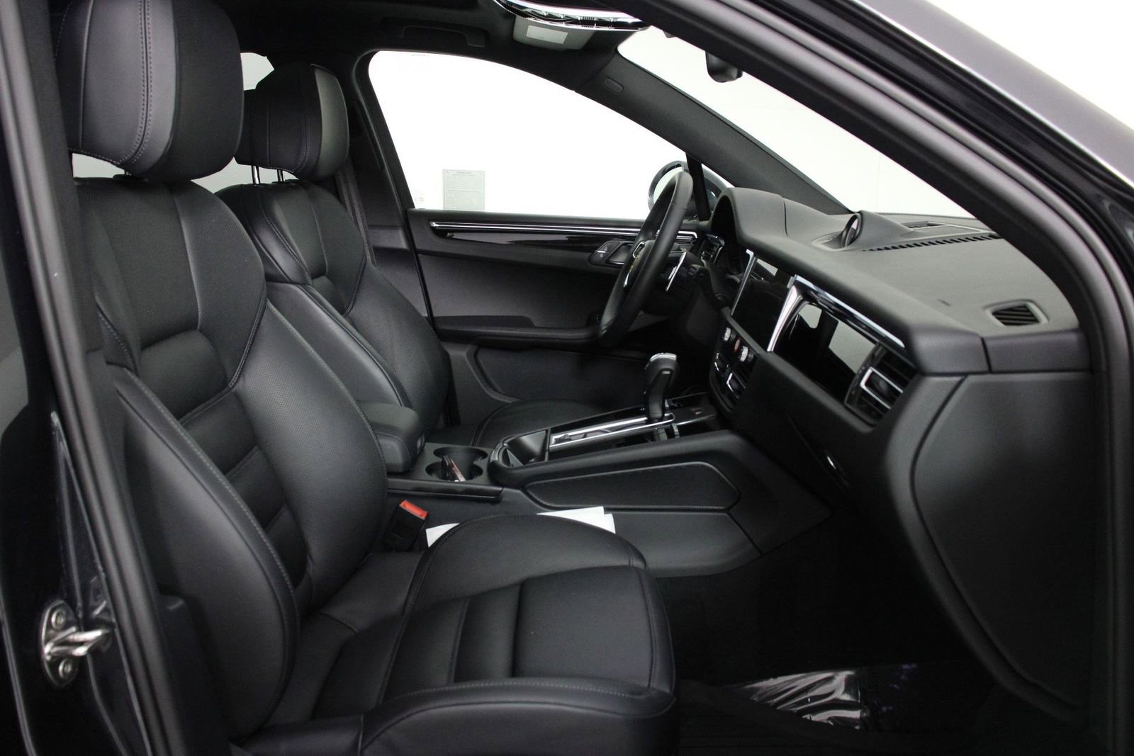 Certified 2025 Porsche Macan AWD/4WD image 31