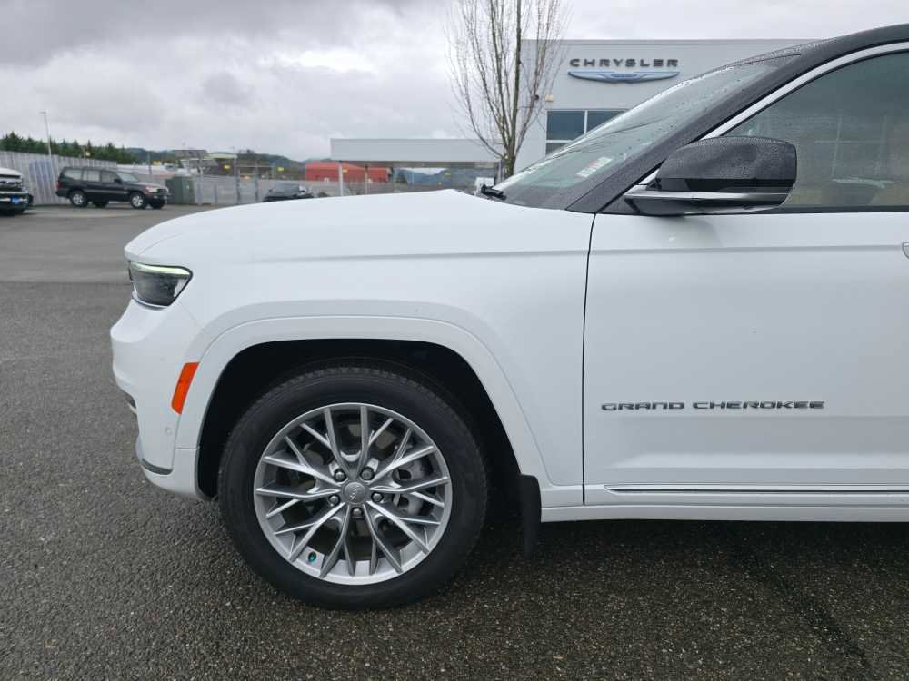 Used 2022 Jeep Grand Cherokee L Summit w/ Luxury Tech Group V image 18