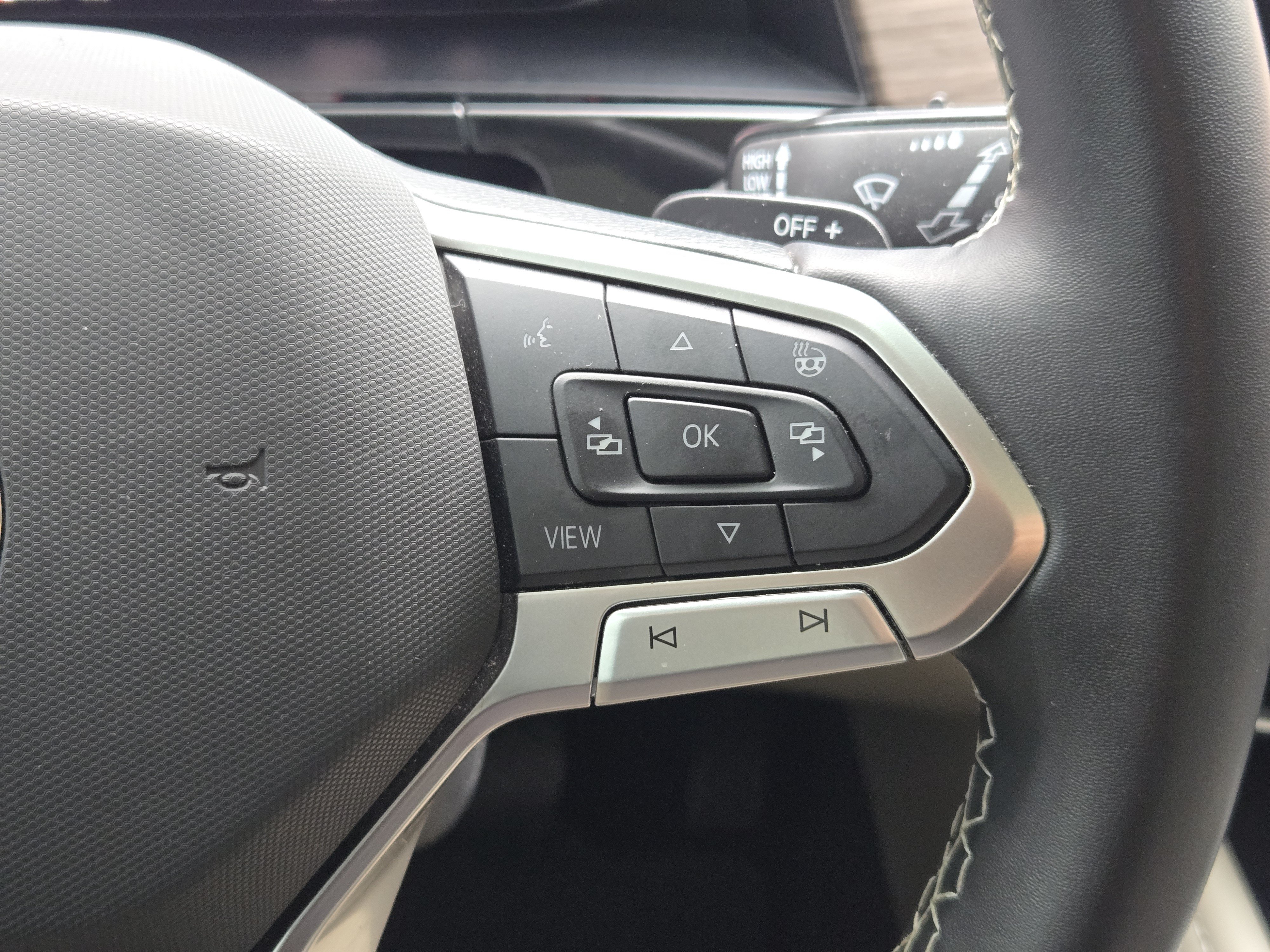 Used 2024 Volkswagen Atlas SEL AWD/4WD image 32