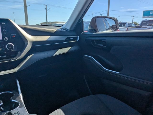 Used 2022 Toyota Highlander L FWD image 15