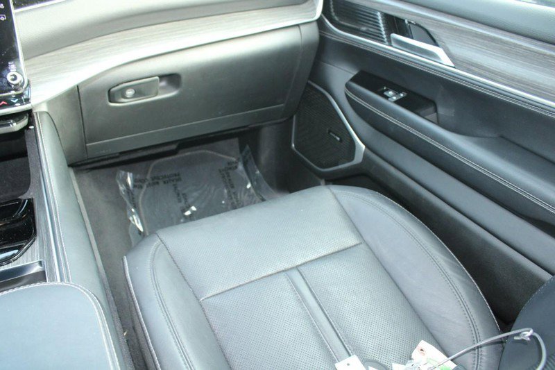 Used 2024 Jeep Wagoneer L Series II w/ Flexible Seating Group image 17