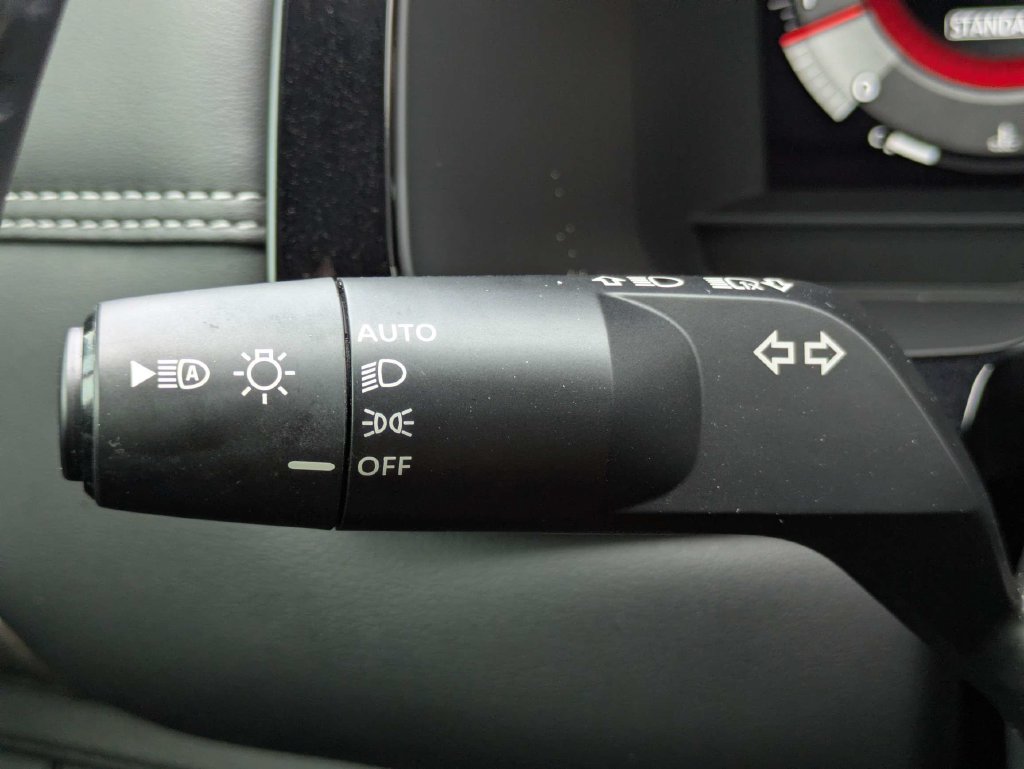 Used 2025 Nissan Pathfinder Platinum w/ Black Appearance Package FWD image 28