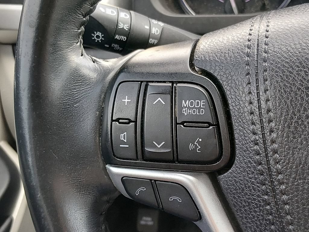 Used 2019 Toyota Highlander XLE FWD image 22
