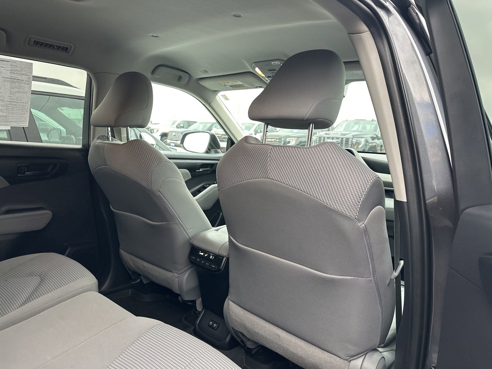 Used 2021 Toyota Highlander LE image 30