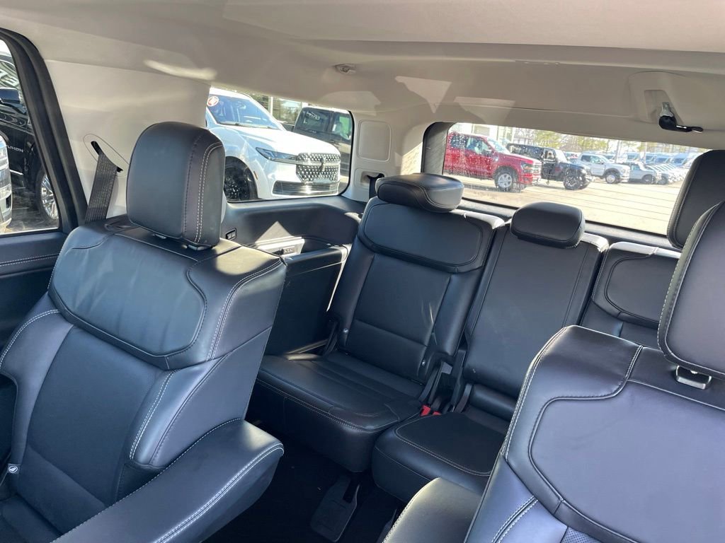 Used 2025 Ford Expedition Platinum image 11