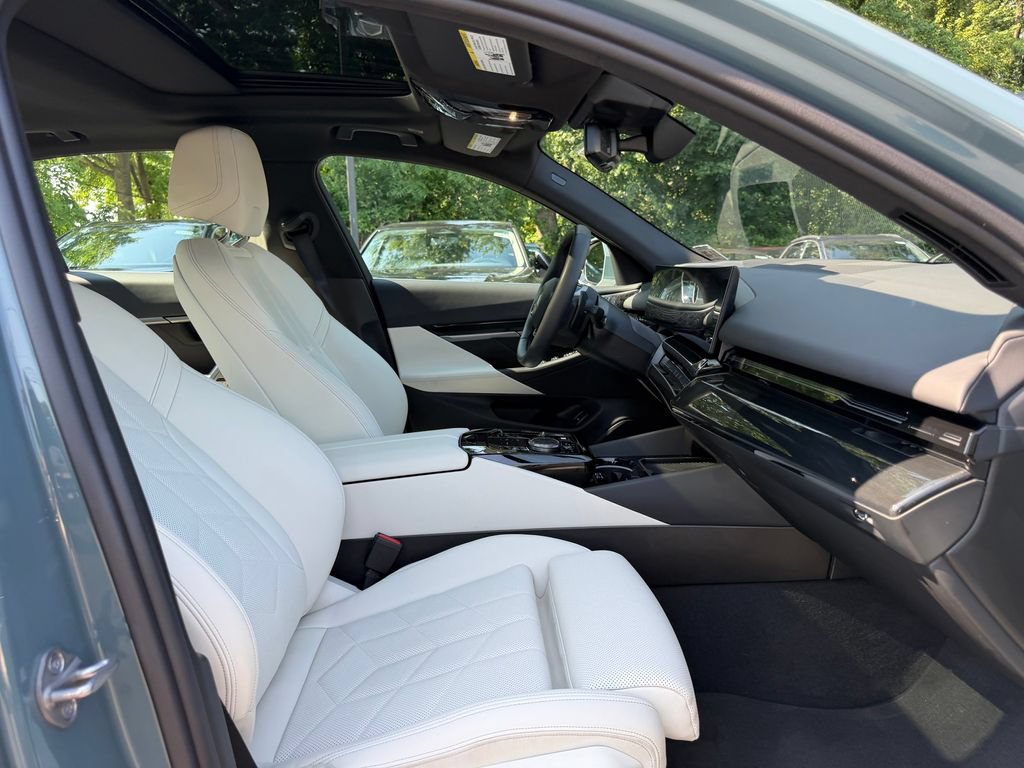 Used 2024 BMW 530i xDrive w/ Premium Package AWD/4WD image 18