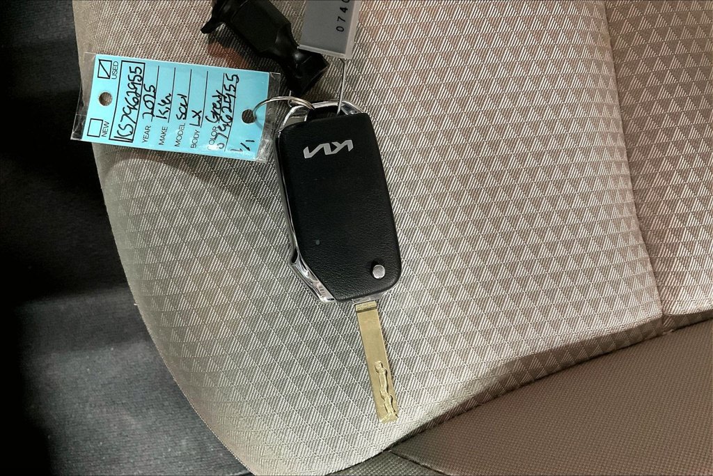 Used 2025 Kia Soul LX w/ LX Technology Package FWD image 12