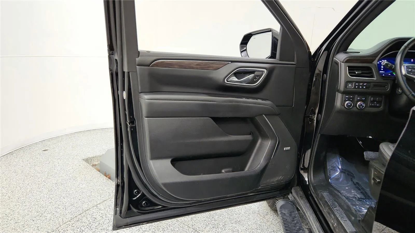 Used 2023 Chevrolet Tahoe Z71 w/ Luxury Package AWD/4WD image 37