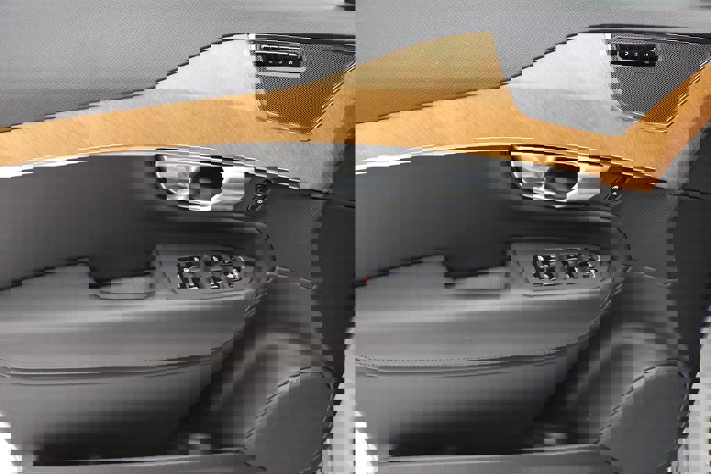 Used 2024 Volvo XC90 T8 Plus w/ Protection Package Premier image 13