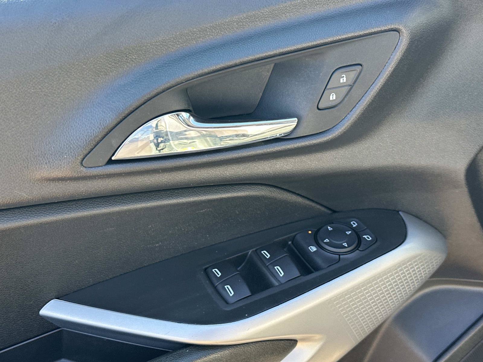 Used 2025 Chevrolet Trax LS w/ LS Convenience Package FWD image 15