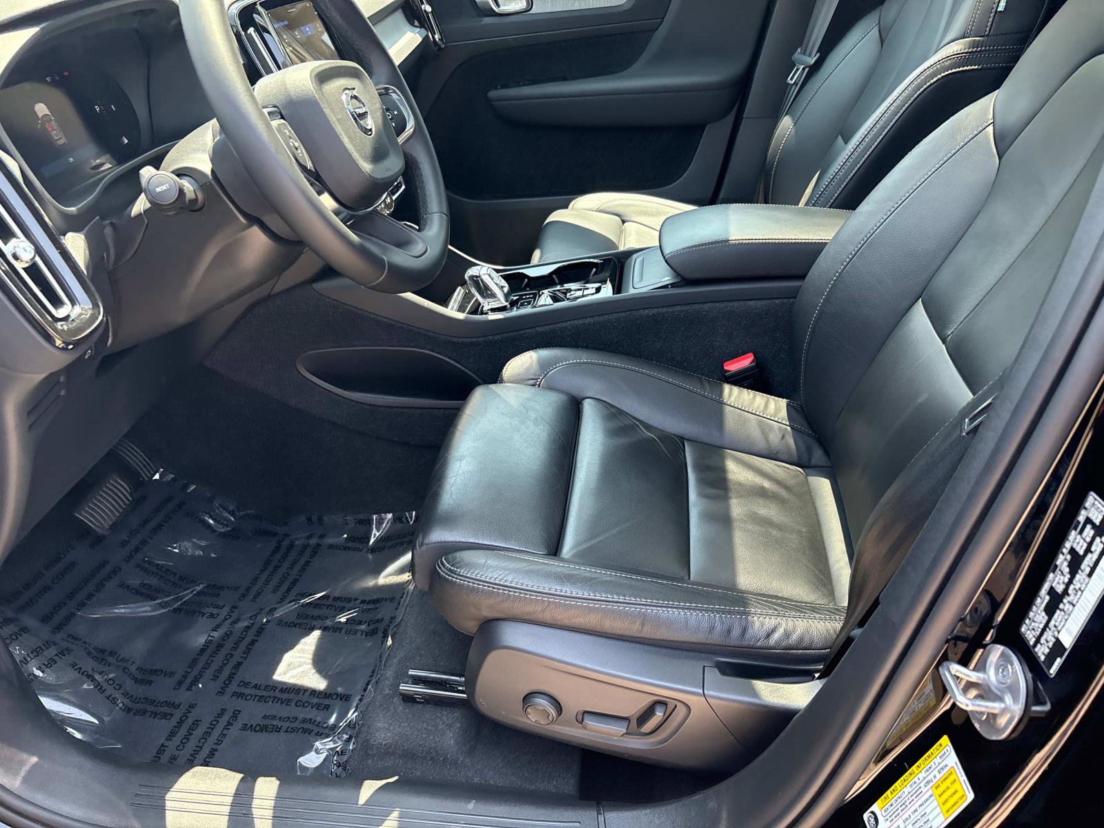 Used 2023 Volvo XC40 B5 Plus image 14