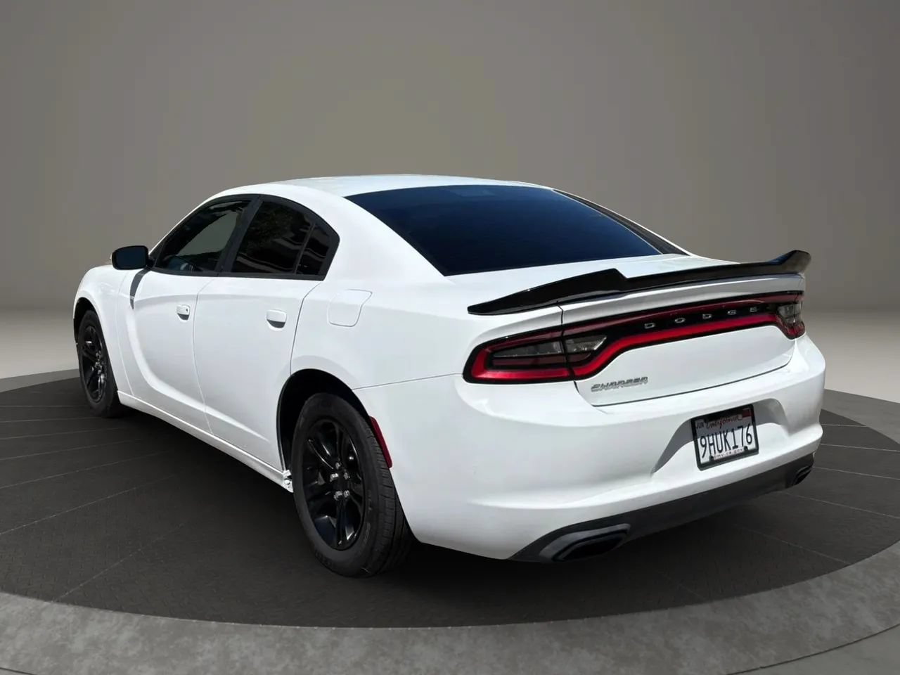 Used 2017 Dodge Charger SE RWD image 8