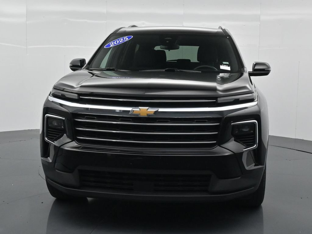 Used 2025 Chevrolet Traverse LT FWD image 2