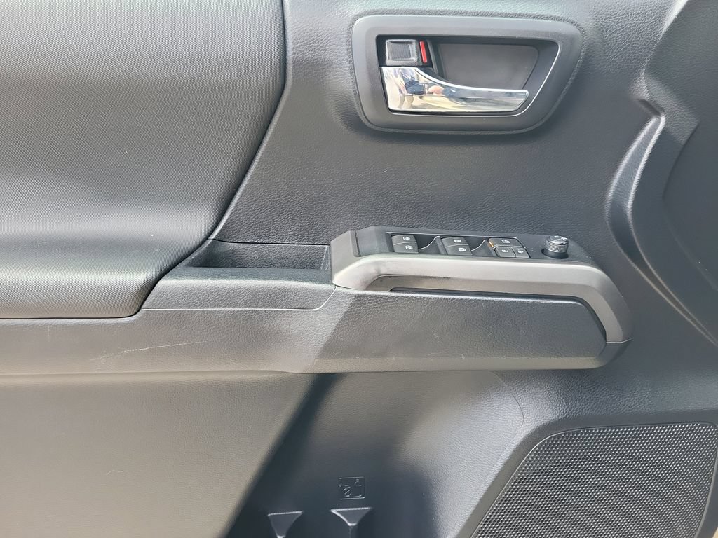 Used 2019 Toyota Tacoma TRD Off-Road w/ Technology Package AWD/4WD image 10
