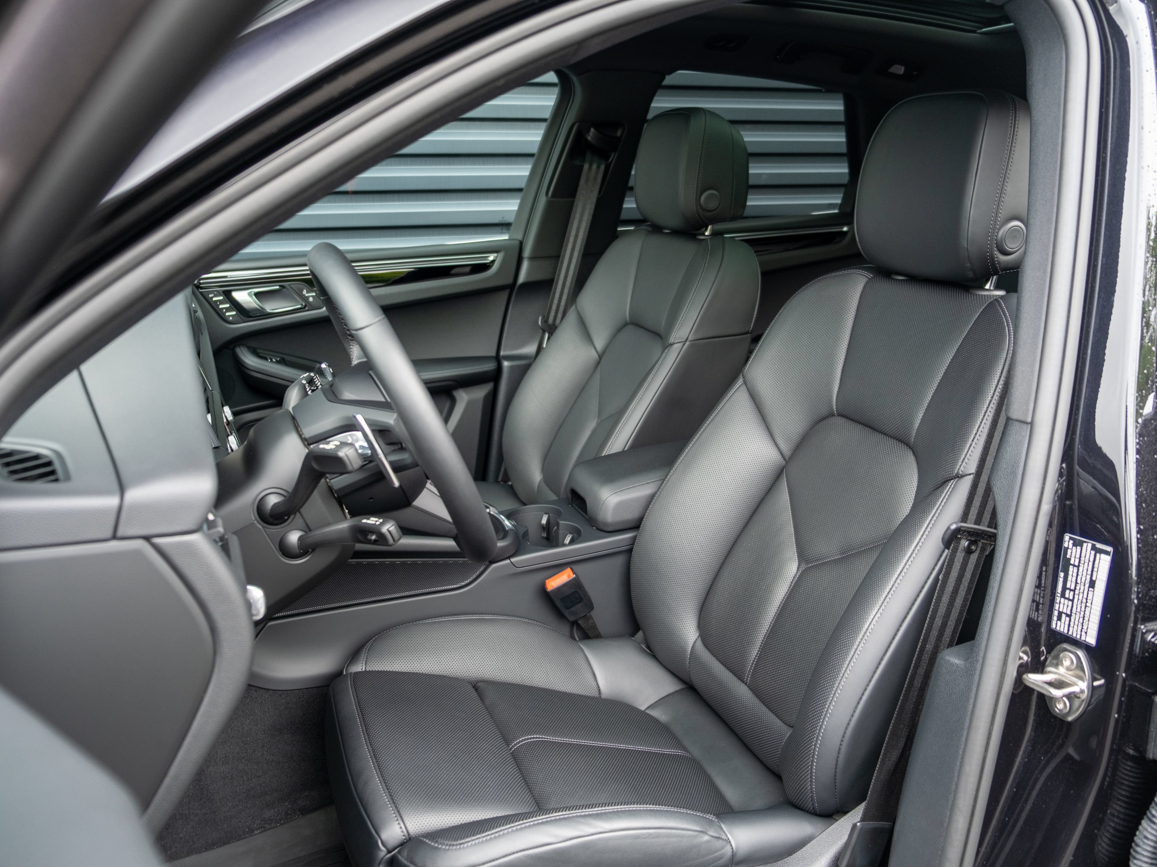 Certified 2025 Porsche Macan S AWD/4WD image 5