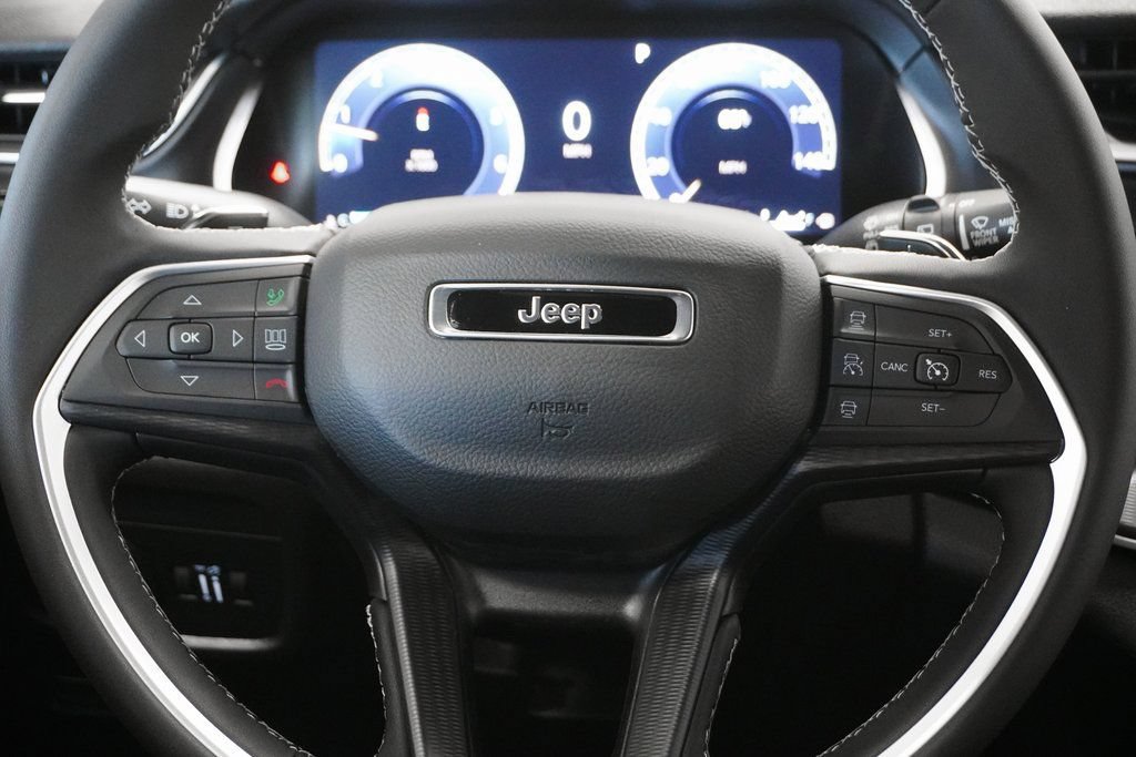 New 2025 Jeep Grand Cherokee Laredo w/ Luxury Tech Group I AWD/4WD image 23