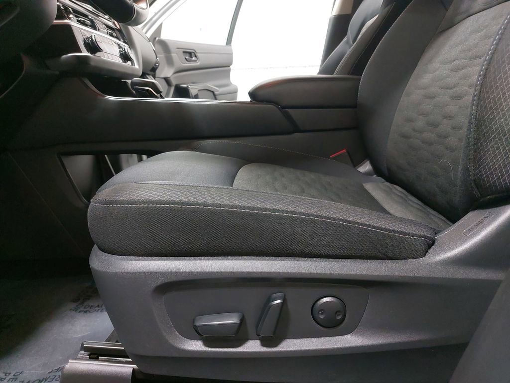 Used 2025 Nissan Pathfinder SV image 29
