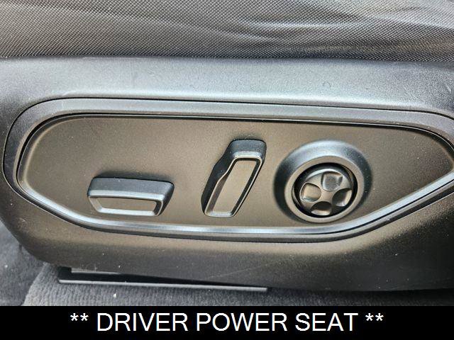 Used 2023 Jeep Grand Cherokee Laredo AWD/4WD image 3