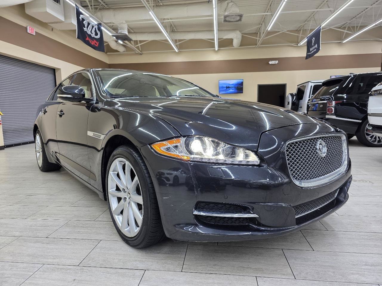 Used 2012 Jaguar XJ RWD image 4