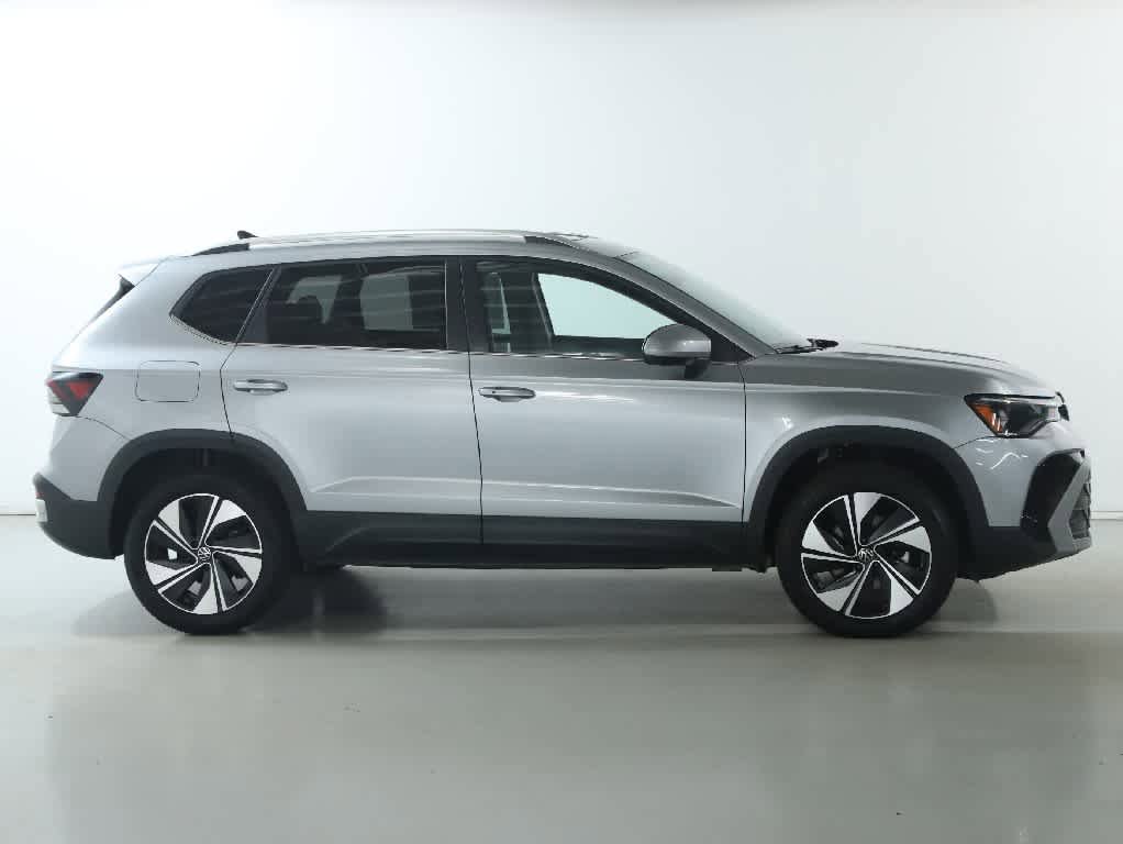 Used 2025 Volkswagen Taos SE w/ Panoramic Sunroof Package AWD/4WD image 11