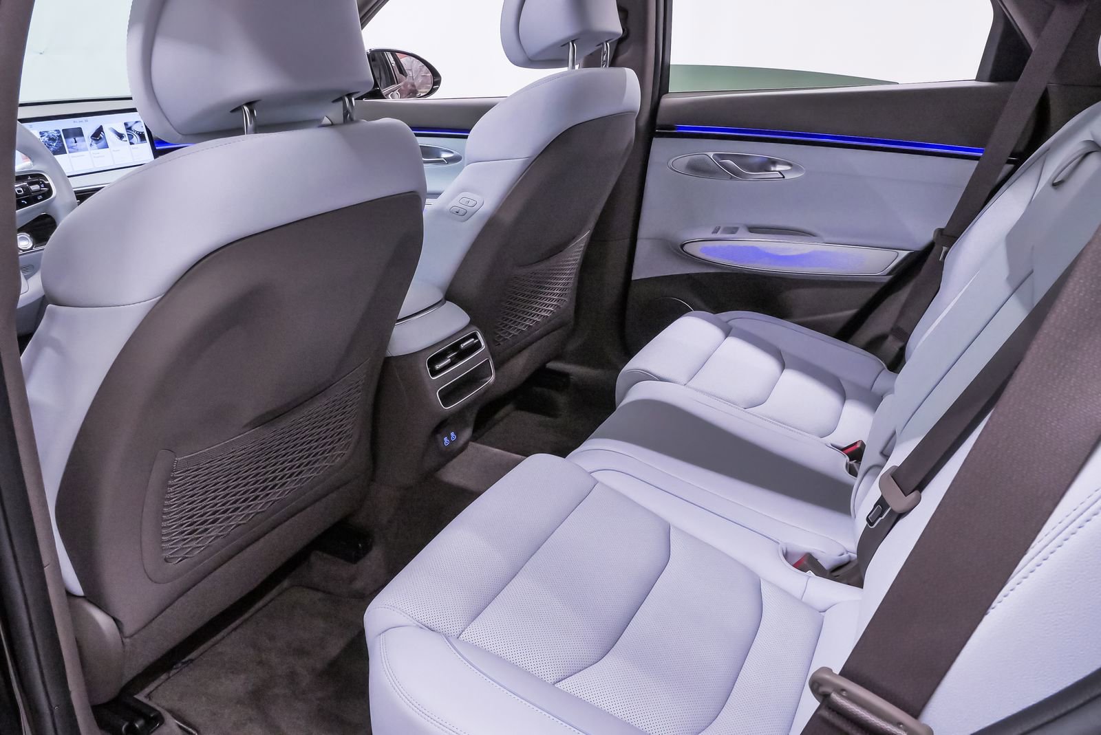 Certified 2026 Genesis GV70 2.5T Advanced AWD/4WD image 11